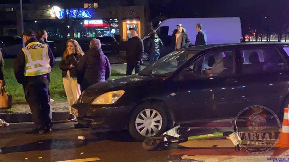 У Львові жінка за кермом автомобіля збила дівчину на електросамокаті. Фото: Варта 1.