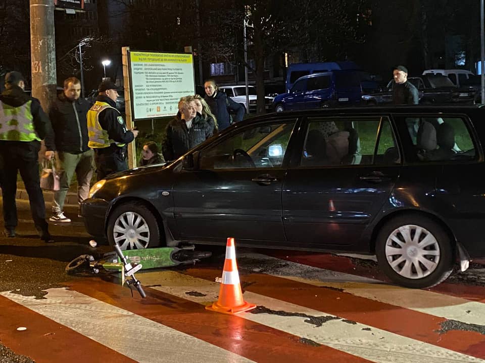У Львові жінка за кермом автомобіля збила дівчину на електросамокаті. Фото: Варта 1.