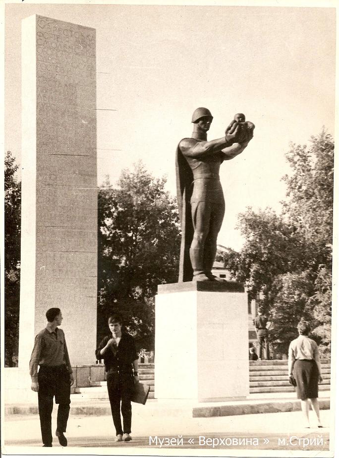 У центрі Стрия демонтували радянську стелу &ndash; відео  фото 2 1