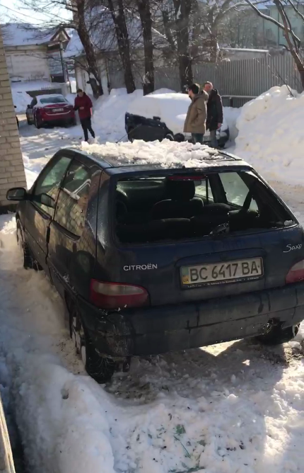 Бурульки і снігові брили з дахів трощать автомобілі у Львові. Фото: скріншот із відео Максима Жука.