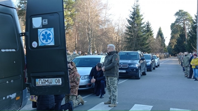 Залишилися дружина та двоє дітей: у Яворові навколішки зустріли Героя Віталія Павлиська. Фото: javoriv-rda.gov.ua