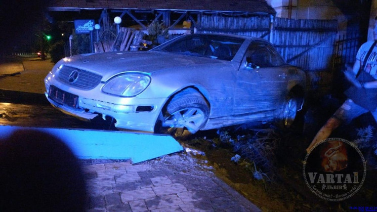 Круте піке: на Левандівці автівка влетіла у ресторан. Фото: Варта 1.