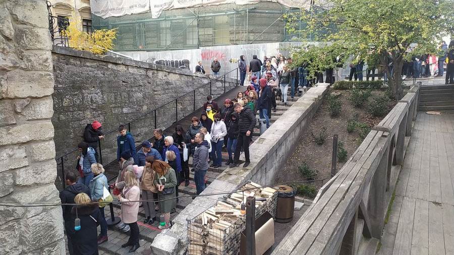 Гігантська черга на Підвальній у Львові. 14 жовтня 2021 рік. Фото: Юрій Богун