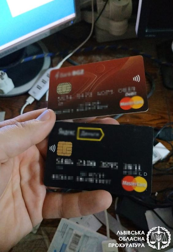 У Львові кіберфахівці викрили і припинили діяльність кількох ботоферм. Фото: прокуратура Львівщини