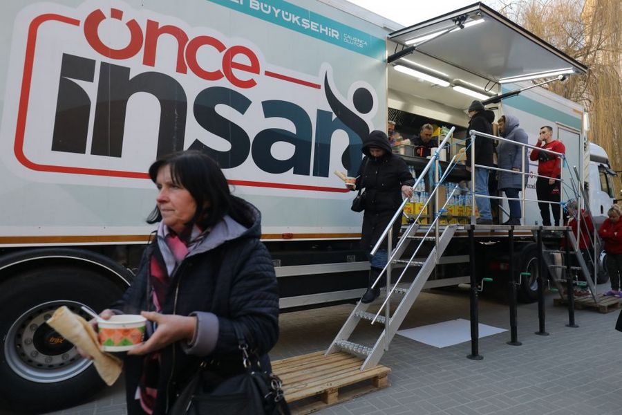 У Львові турецькі кухарі безкоштовно готують їжу для переселенців.