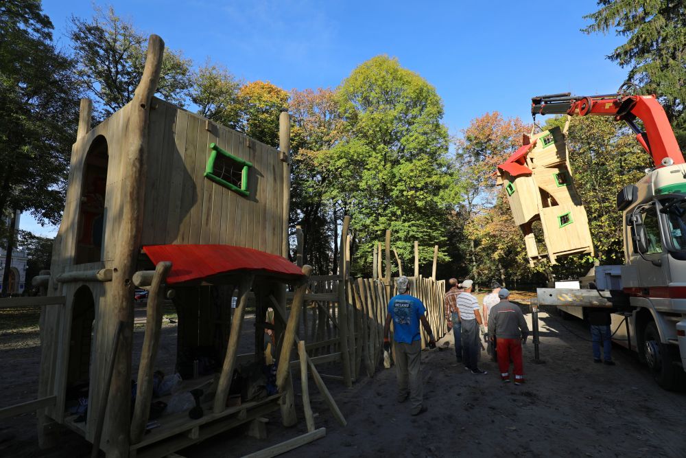 У львівському парку Івана Франка монтують упунікальну ігрову зону "Лис Микита".