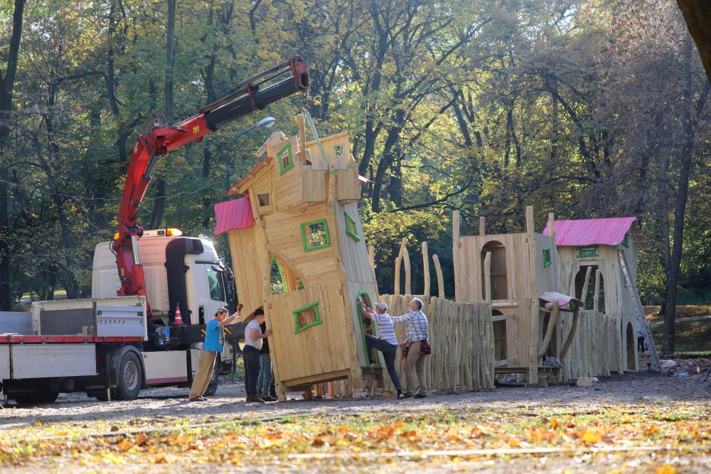 У львівському парку Івана Франка монтують упунікальну ігрову зону "Лис Микита".