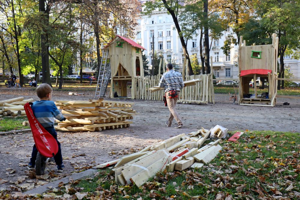 У львівському парку Івана Франка монтують упунікальну ігрову зону "Лис Микита".