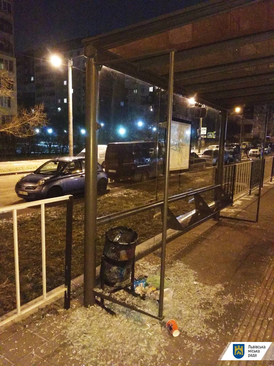 На Вернадського у Львові вандали розтрощили зупинку. Фото: Львівська міськрада