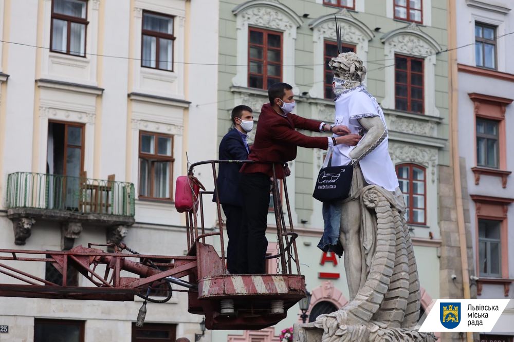 Статуї у центрі Львова одягнули у вишиванки та вишивані маски.