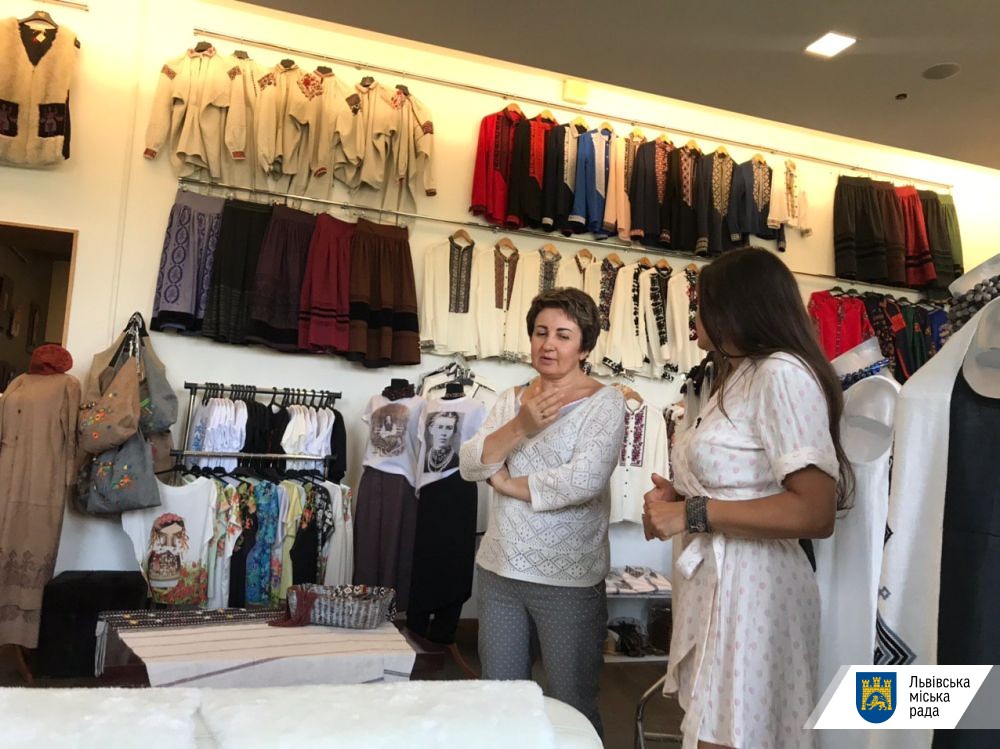 Турки зацікавилися Львовом: милуються вишиванками і смокчуть карамель. Фото: Львівська міськрада.