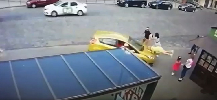 Відео зіткнення: у Львові некероване авто вилетіло на тротуар і двічі збило жінку. Фото: скріншот із відео. 