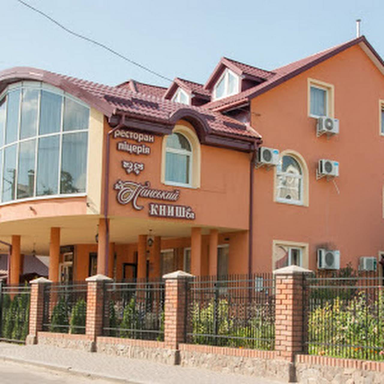 Кількість отруєних гостей у ресторані "Панський книш" у селищі міського типу Куликів Львівської області зросла до сімнадцяти осіб.