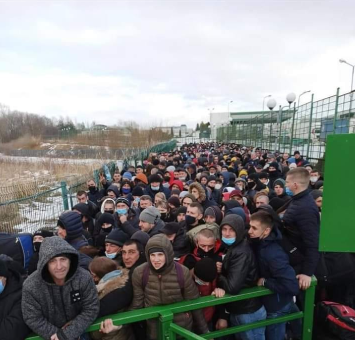 Хочуть у Європу: у мережу виклали фото гігантської черги на україно-польського кордоні. Фото: Лукаш Ворзеха