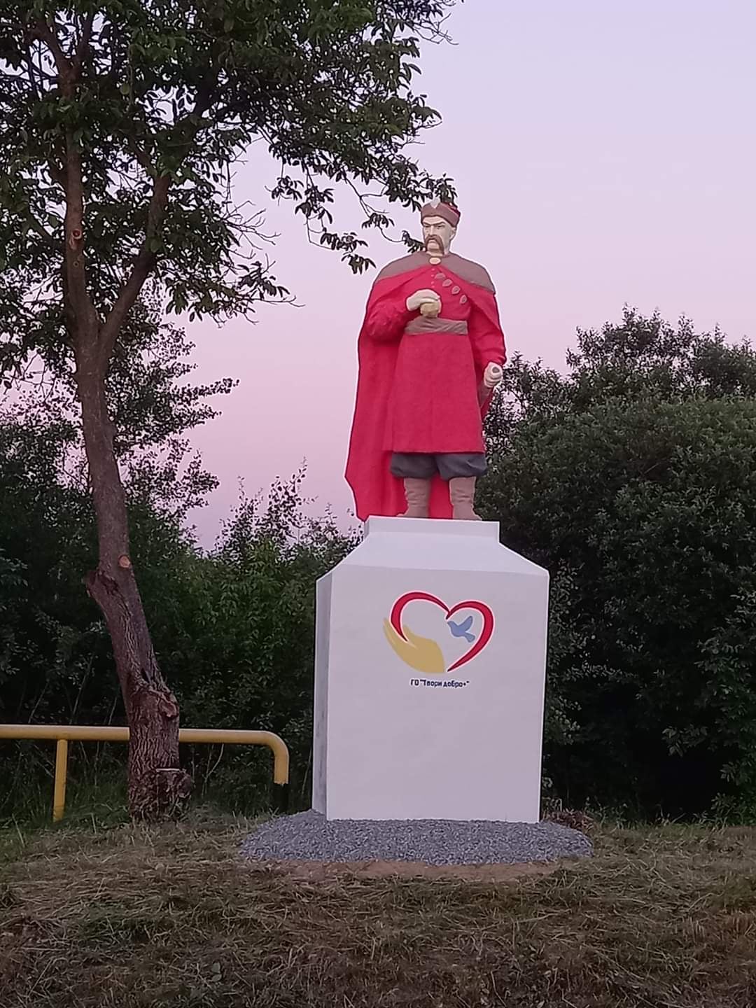 У селі Кунин на Львівщині яскраво розфарбували пам’ятник Богдану Хмельницькому