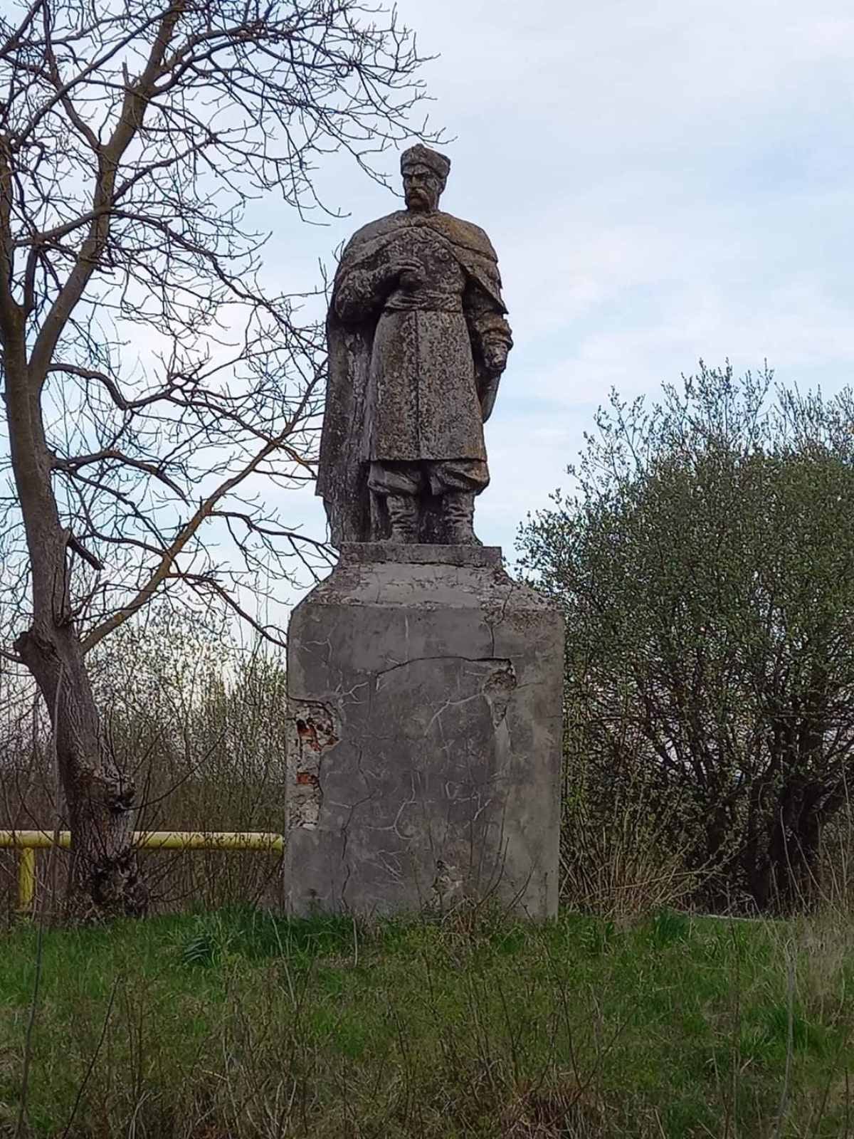 Пам"ятник Богдану Хмельницькому у селі Кунин до розфарбовування