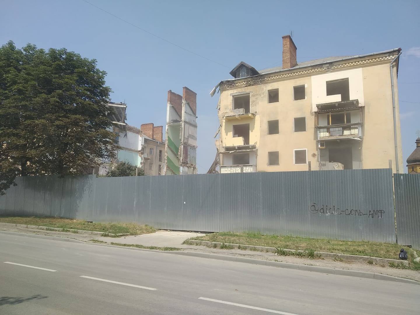 У Дрогобичі обвалився другий під'їзд аварійної багатоповерхівки. Фото: Україночка Дрогобич 