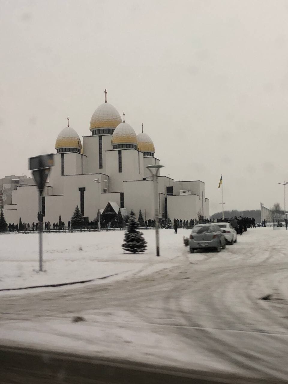 У Львові виникли довгі черги за освяченою водою. Фото: VG Львів 