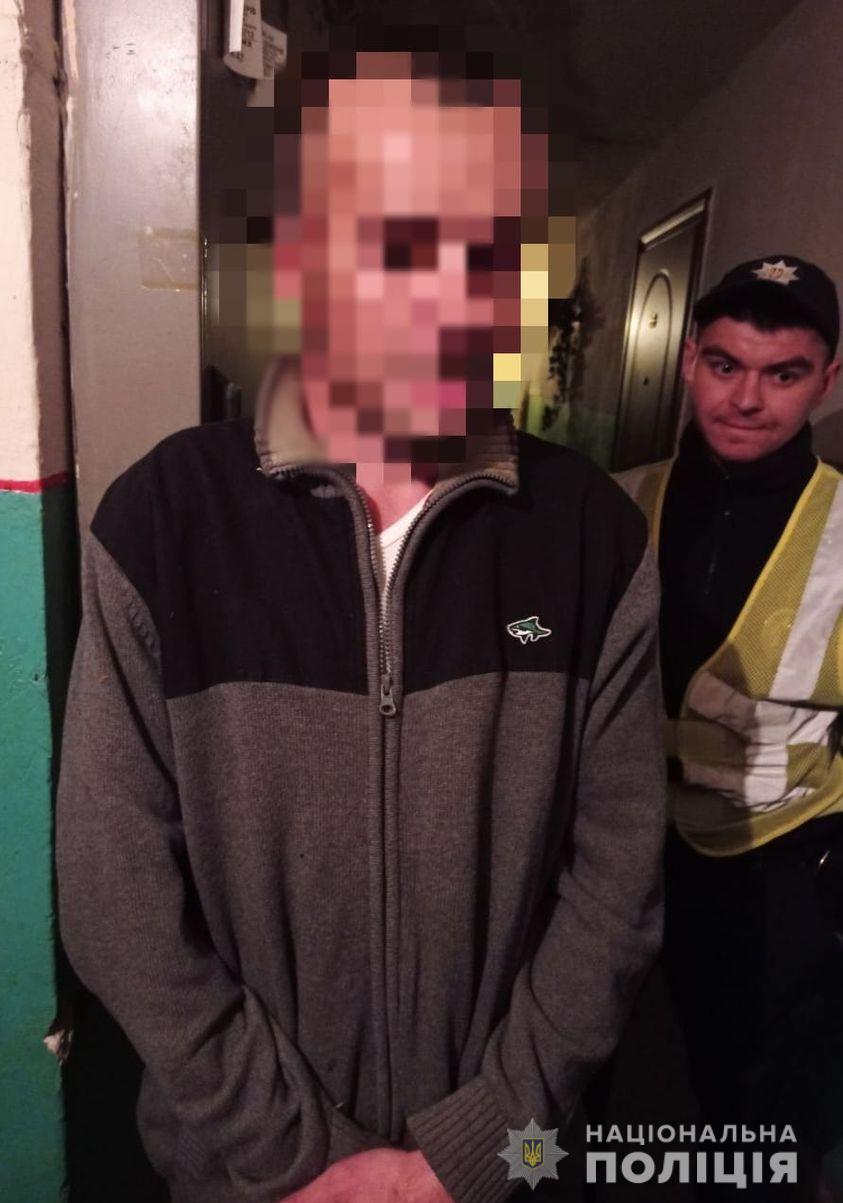 Поліцейські затримали 35-річного "мінера" п'ятиповерхівки на Зеленій у Львові. Фото: поліція Львівщини