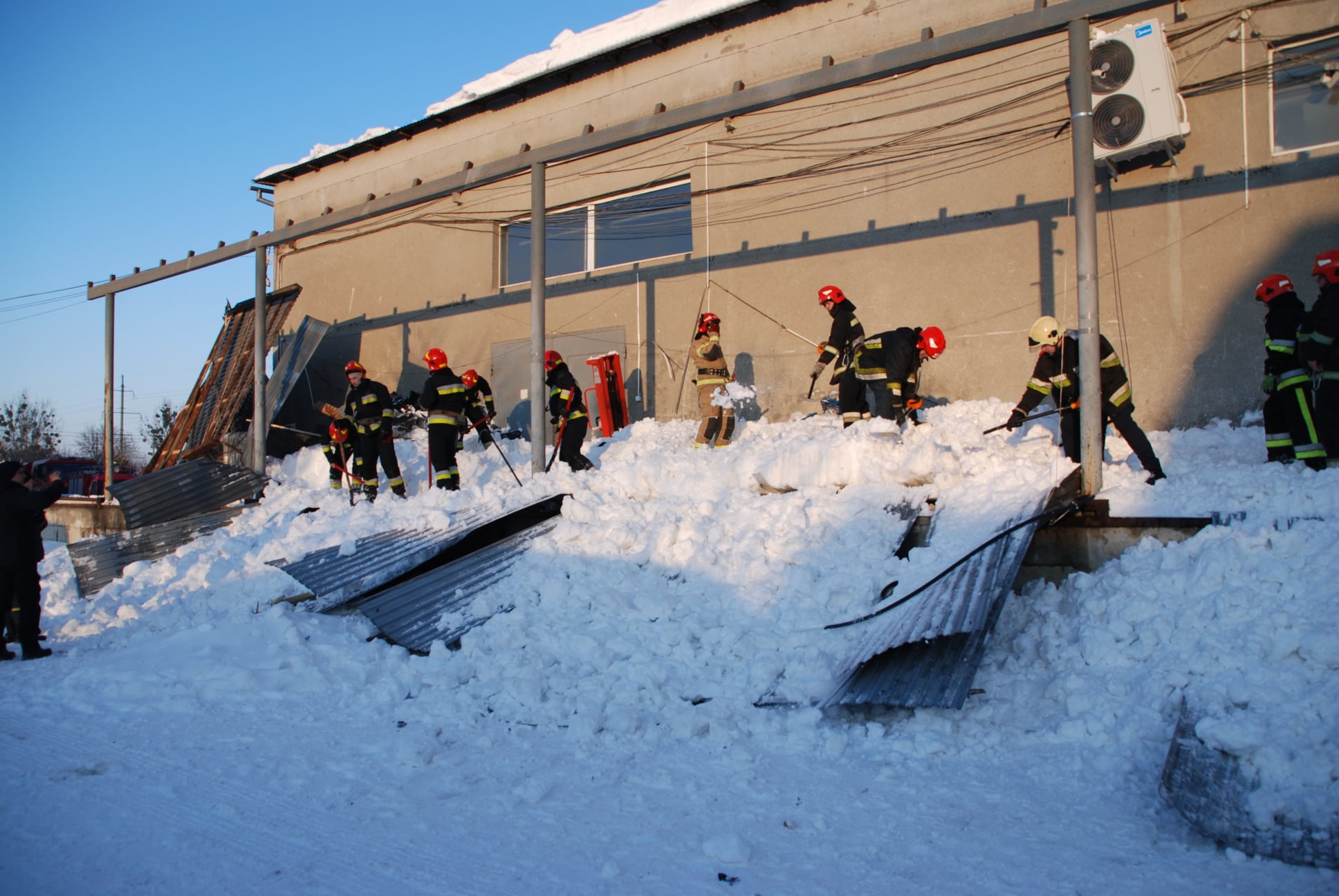 Через обвал даху семеро львів'янок опинилися у пастці. Фото: ДСНС у Львівській області