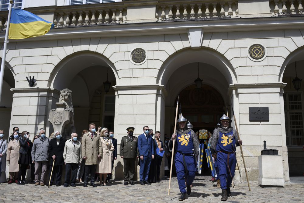 Львову &ndash; 765: на площі Ринок відбулась урочиста церемонія почесної варти. Фото: Львівська міська рада.
