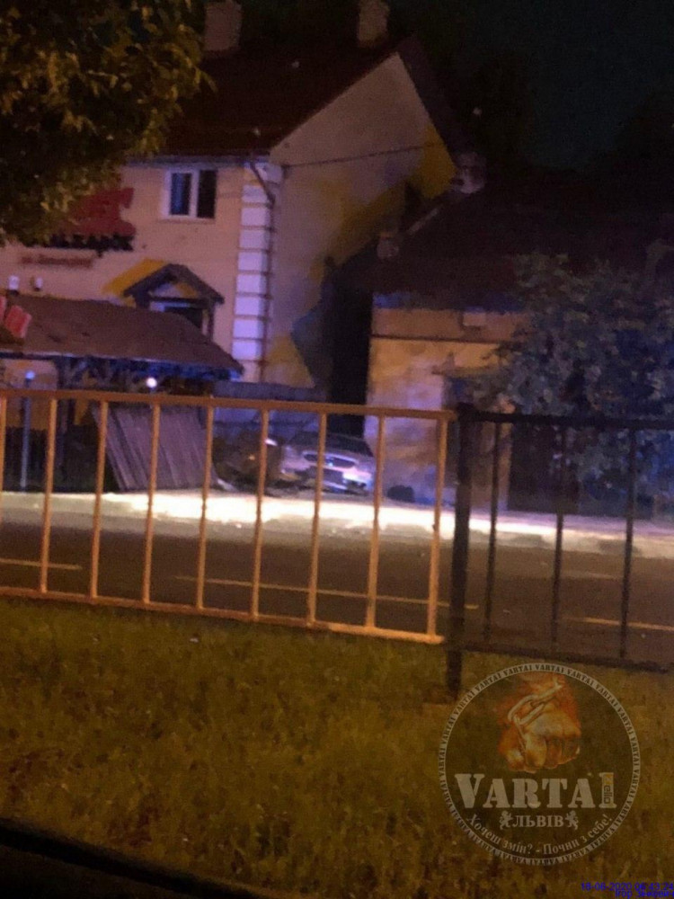 На вулиці Сяйво, біля "Фільварку", водій не впорався з керуванням і врізався у будівлю. 