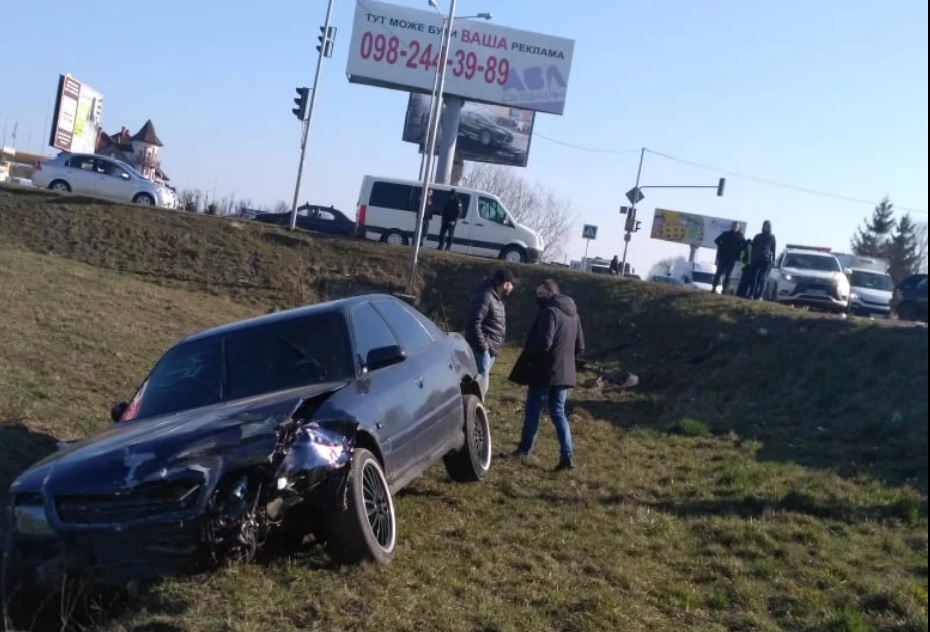 Аварія біля Львова: авто – в кюветі, пасажири – в лікарні.
