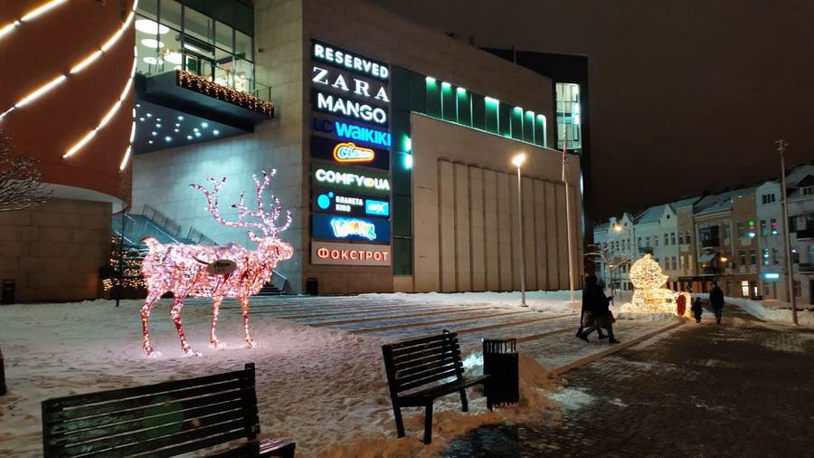 У центрі Львова встановили казкові новорічні інсталяції з ілюмінацією