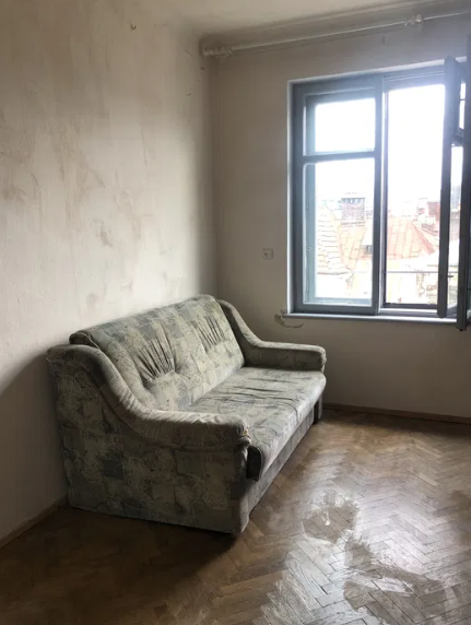 У кам'яниці в історичному центрі Львова здають квартиру за 5 тисяч гривень.