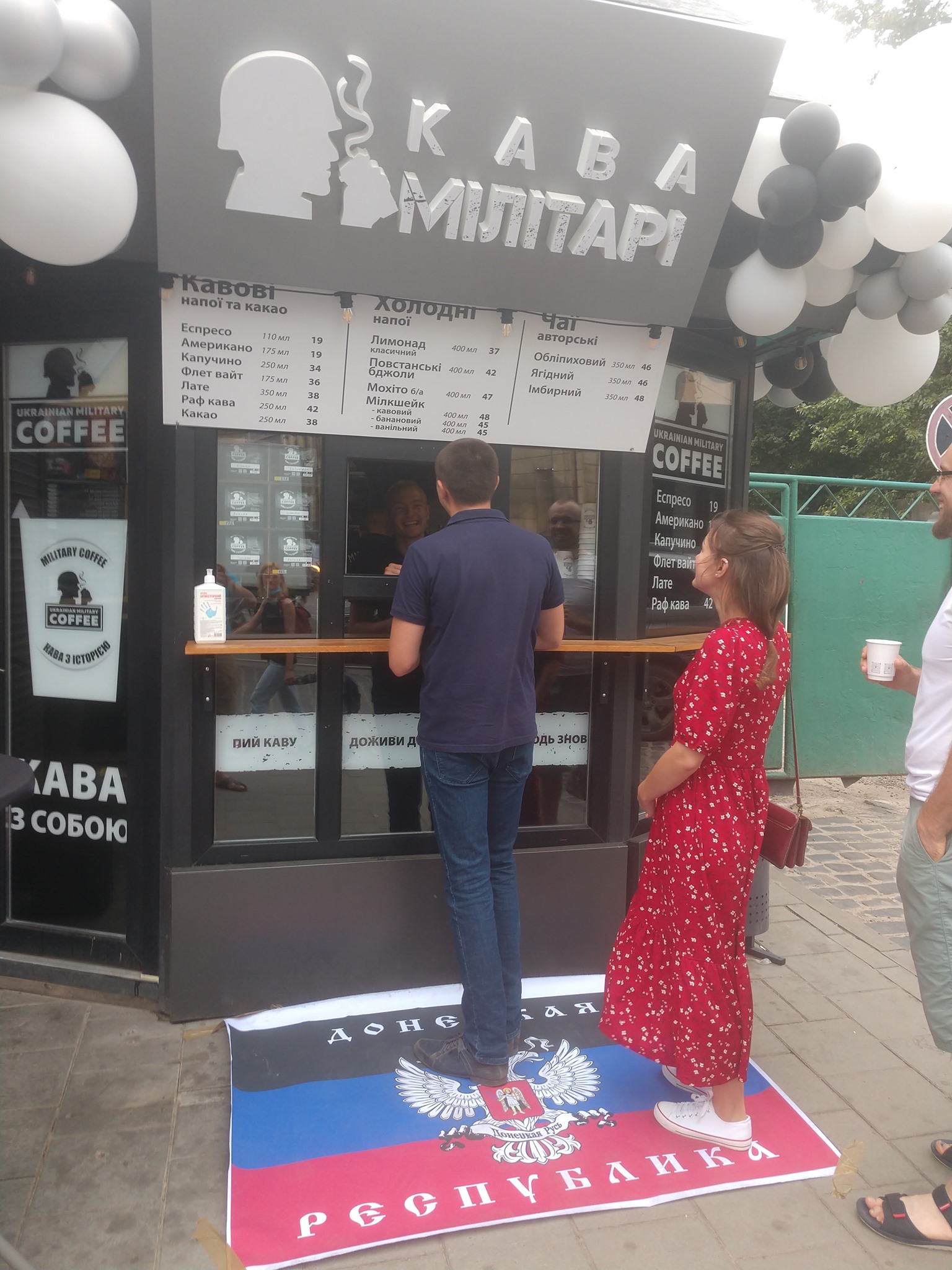 Львівська кав'ярня використала прапор ДНР як килимок для витирання взуття. Фото: Володимир Штурм.
