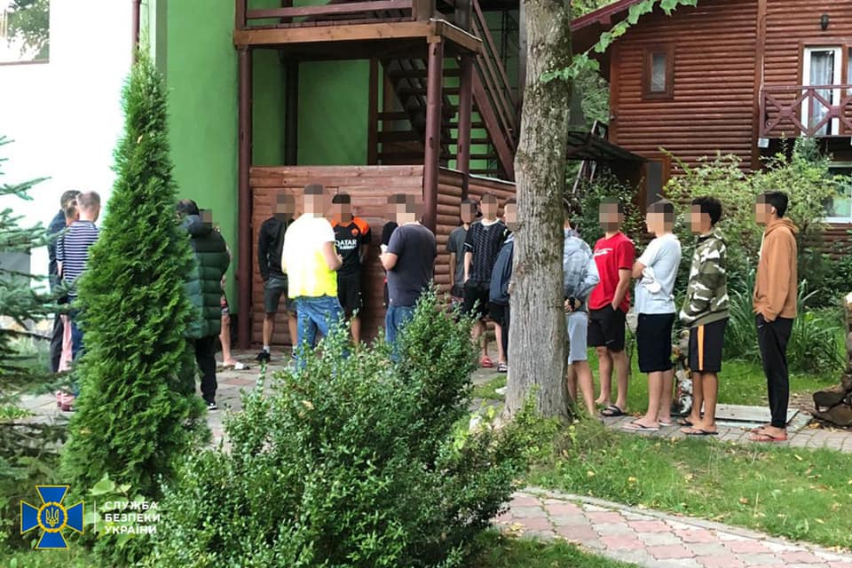 В одному з готелів у Львівській області затримали 24 бразильців, які незаконно перебували на території України. Фото: СБУ Львівщини
