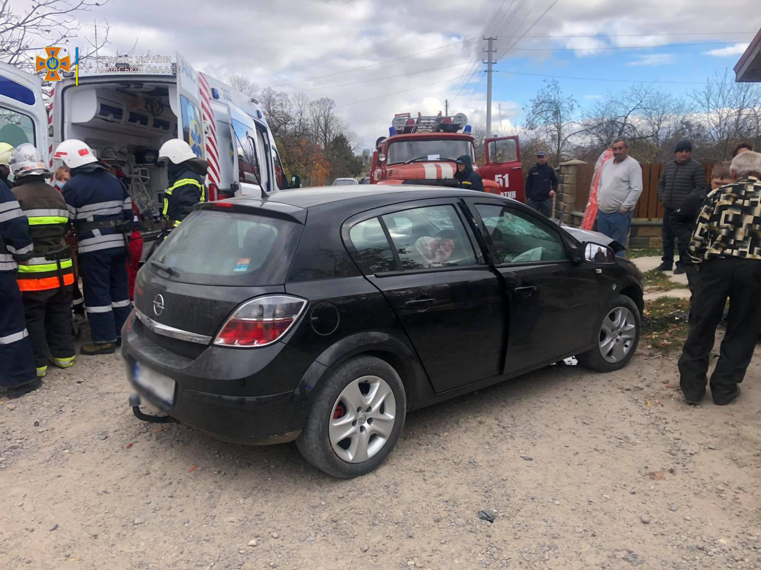 Влетів у бетонну огорожу: в аварії біля Радехова постраждали двоє людей. Фото: ДСНС Львівщини