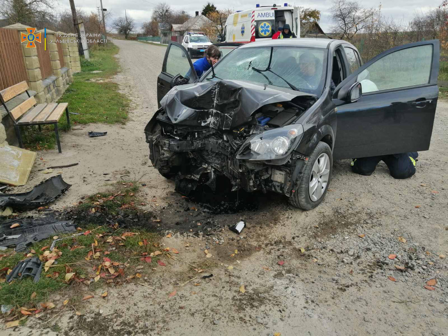 Влетів у бетонну огорожу: в аварії біля Радехова постраждали двоє людей. Фото: ДСНС Львівщини