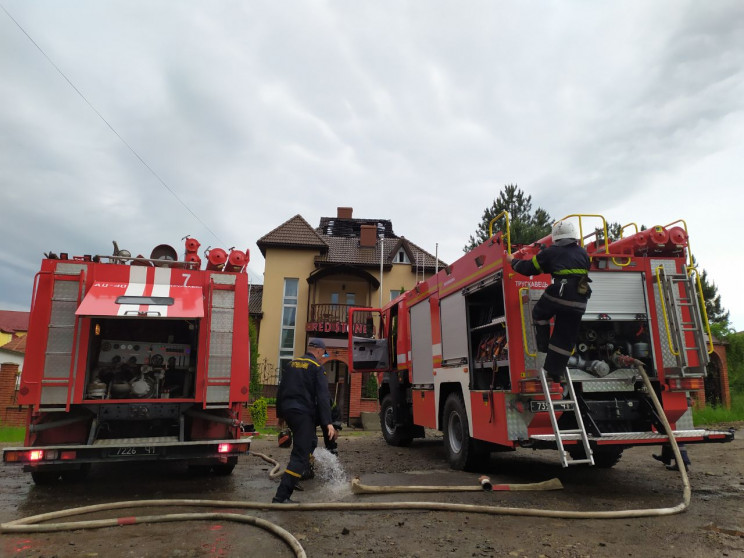 Пожежники гасять готель у Трускавці. Фото: lviv.depo.ua.