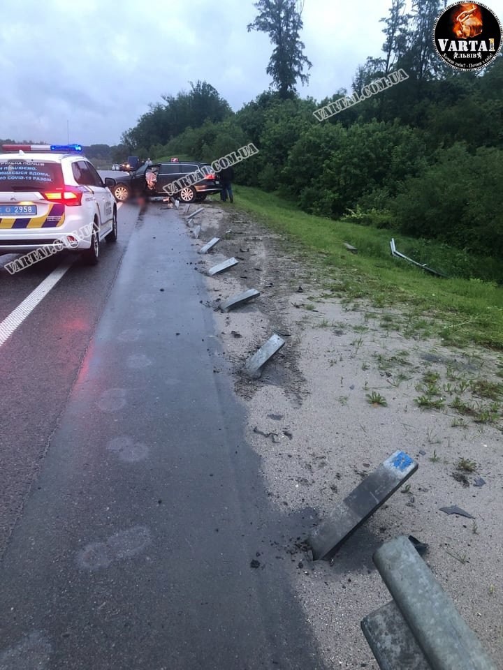 Відбійник розрубав навпіл: біля Львова сталася кривава аварія. Фото: Варта 1. 