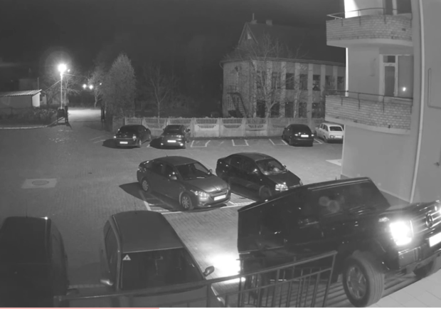 У Пустомитах Mercedes G 500 намагався заїхати по сходах у під&rsquo;їзд будинку. Фото: скріншрт із відео