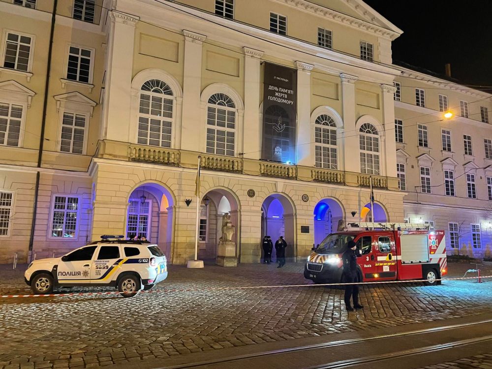 Невідомі підкинули у вбиральню львівської Ратуші гранату