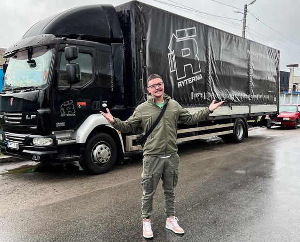 Володимир Андреєв регулярно оголошує збори на автомобілі для бійців.