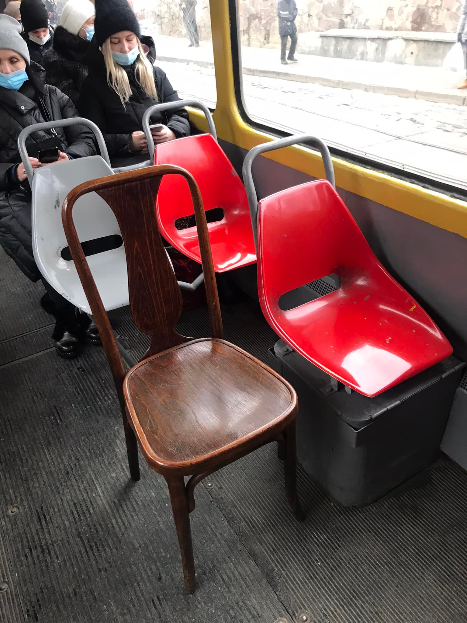У львівському трамваї встановили дерев'яний стілець