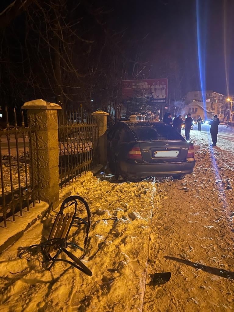 У Самборі автомобіль вилетів на тротуар і збив сім'ю з двома дітьми