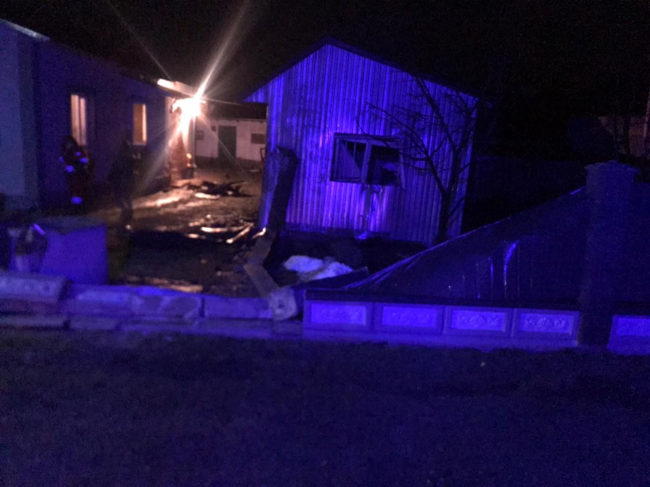 Біля Перемишлян п'яний водій за кермом автомобіля розтрощив паркан і врізався у будинок