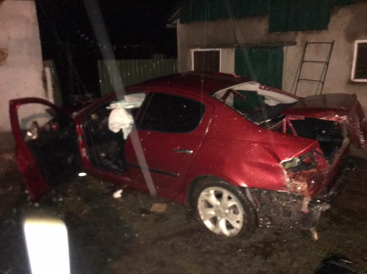 Біля Перемишлян п'яний водій за кермом автомобіля розтрощив паркан і врізався у будинок
