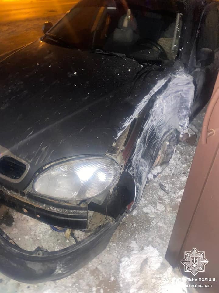 На Пасічній у Львові автомобіль &laquo;влетів&raquo; у багатоповерхівку