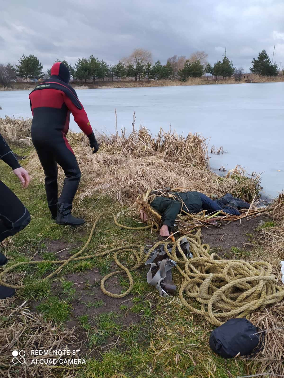 Львівські рятувальники дістали з озера труп