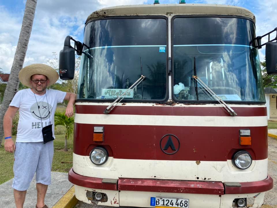 Кубою роз'їжджає старий автобус зі Львова.