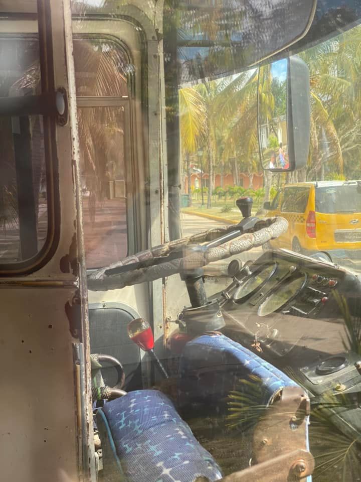 Кубою роз'їжджає старий автобус зі Львова.