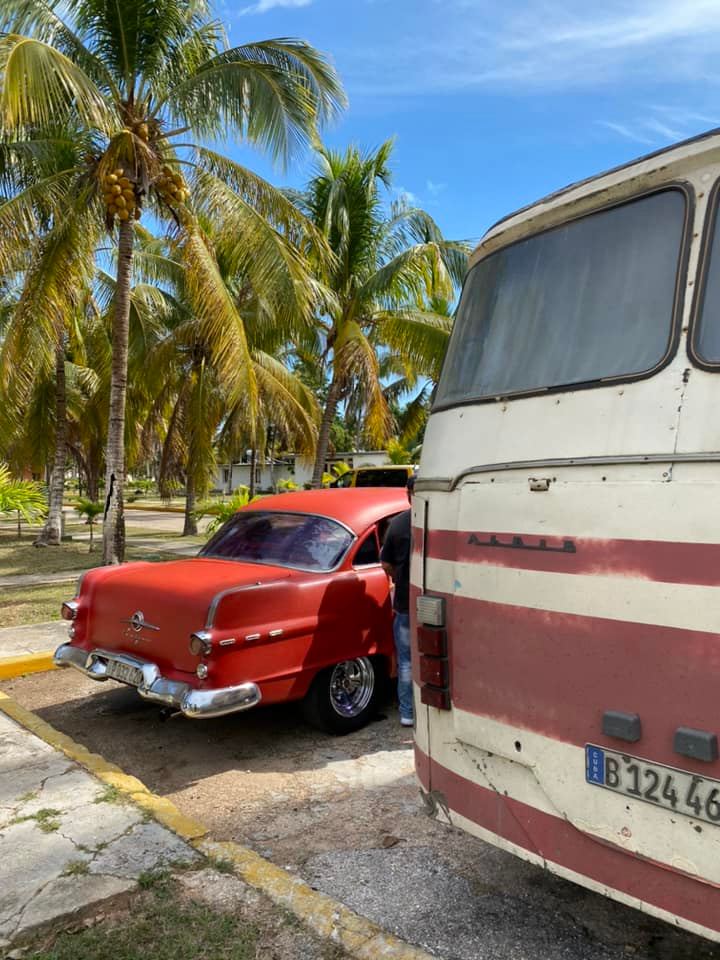 Кубою роз'їжджає старий автобус зі Львова.