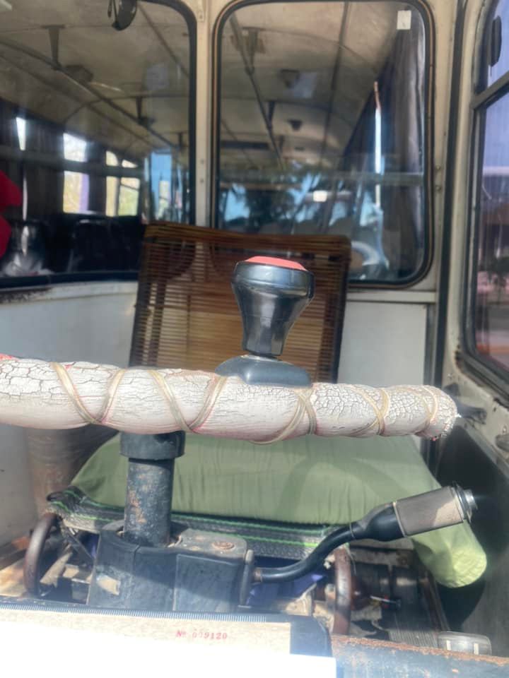 Кубою роз'їжджає старий автобус зі Львова.