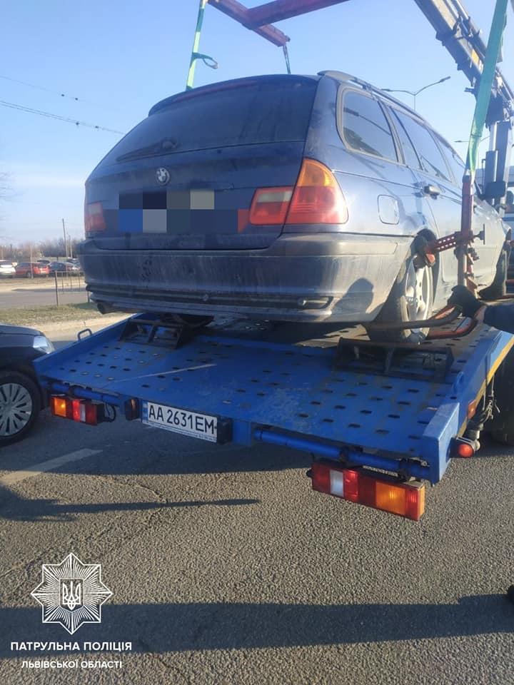 На Стрийській водій спробував утекти з місця ДТП, але застряг у заторі.