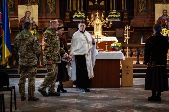 У Гарнізонному храмі у Львові відбулося незвичайне вінчання.